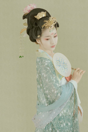 小袖珍人与巨大黑人视频