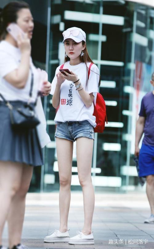 双人床上扑克动作视频