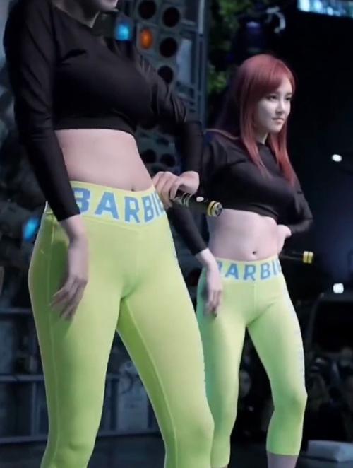 轻松作出一字马站着做爱